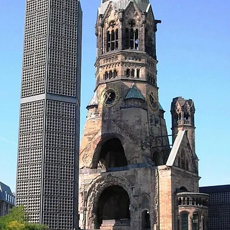 And Near Kurfuerstendamm Apartment